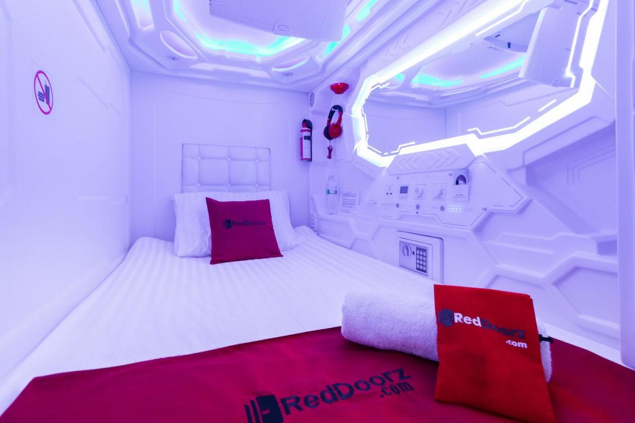 RedDoorz Hostel @ Capsule Inn Medan Buitenkant foto